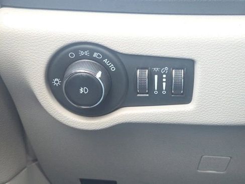 Used 2023 Chrysler Pacifica Touring-L FWD image 30