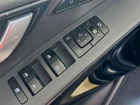 Used 2023 Kia Niro SX image 8