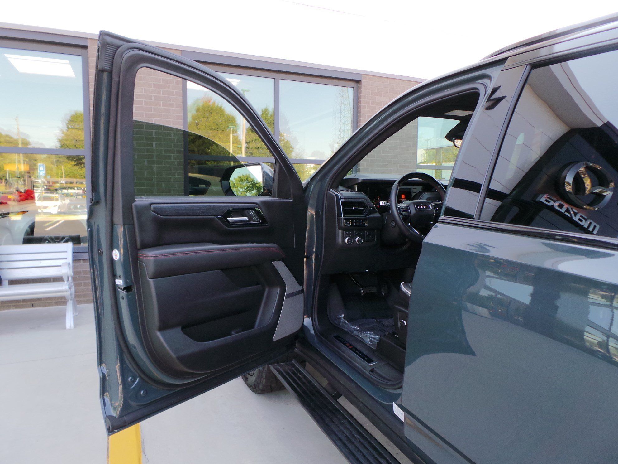 Used 2025 GMC Yukon AT4 Ultimate w/ LPO, Floor Liner Package AWD/4WD image 32