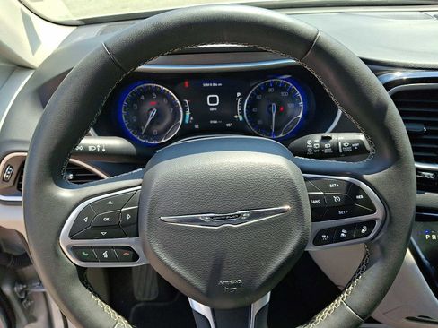 Used 2023 Chrysler Pacifica Touring-L FWD image 19
