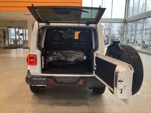 Used 2020 Jeep Wrangler Unlimited Sahara w/ Uconnect 4C Nav & Sound Group AWD/4WD image 27