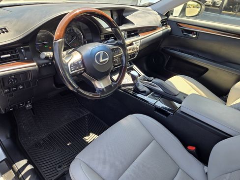 Used 2017 Lexus ES 300h w/ Navigation System Package FWD image 10