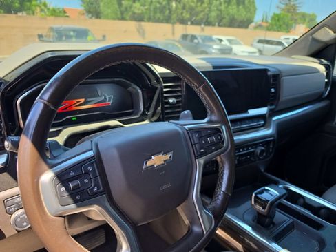 Used 2023 Chevrolet Silverado 1500 LT w/ Z71 Off-Road Package AWD/4WD image 6