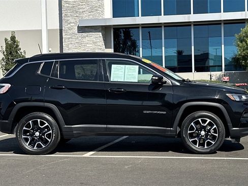 Used 2022 Jeep Compass Latitude image 3