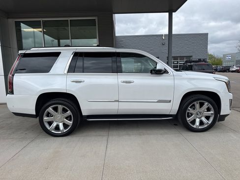 Used 2019 Cadillac Escalade Luxury AWD/4WD image 9
