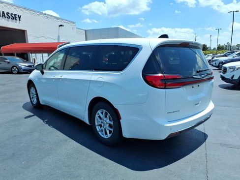 Used 2023 Chrysler Pacifica Touring-L FWD image 5