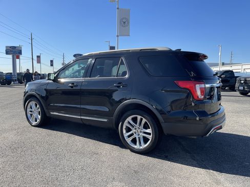 Used 2016 Ford Explorer XLT w/ Equipment Group 202A image 2