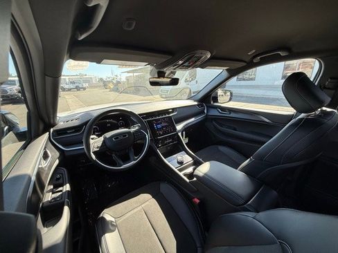 New 2025 Jeep Grand Cherokee Altitude image 18