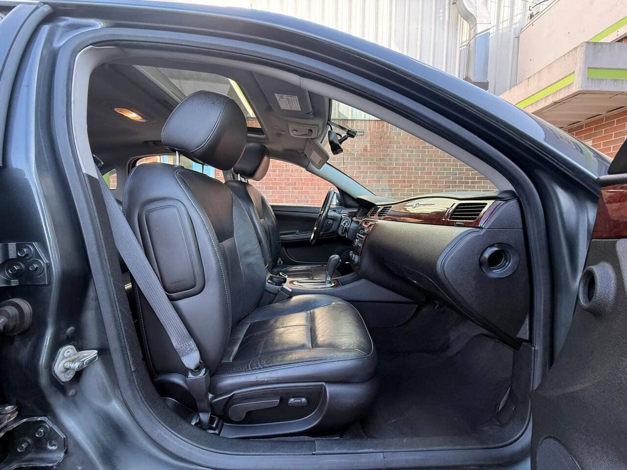 Used 2010 Chevrolet Impala LTZ FWD image 7