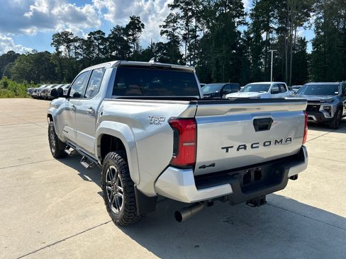 Used 2024 Toyota Tacoma TRD Sport AWD/4WD image 4