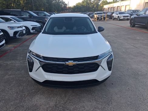 Used 2025 Chevrolet Trax LS FWD image 5