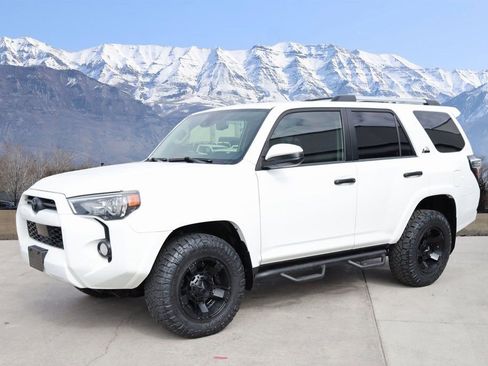 Used 2020 Toyota 4Runner SR5 AWD/4WD image 2