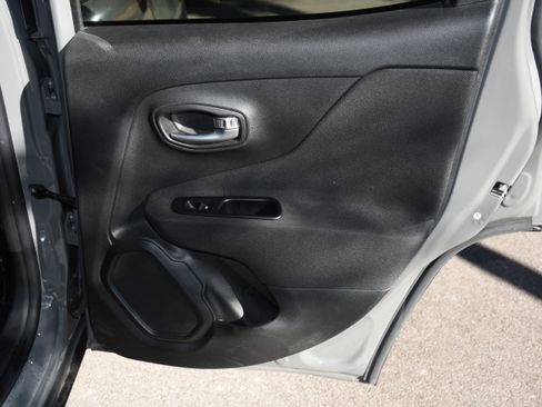 Used 2019 Jeep Renegade Latitude w/ Safety & Security Group II image 18