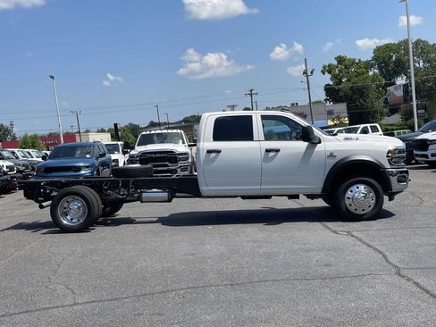 New 2026 RAM 5500 Tradesman w/ Chrome Appearance Group AWD/4WD image 9