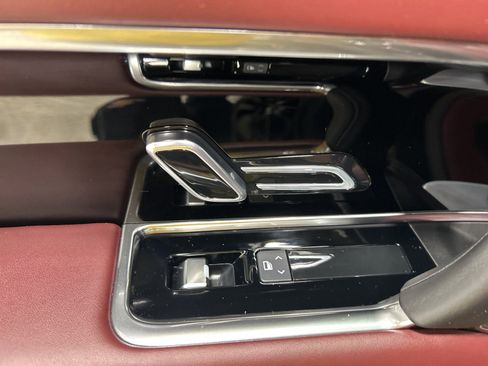 Used 2025 Land Rover Range Rover SE image 12