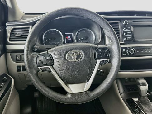 Used 2017 Toyota Highlander LE FWD image 18