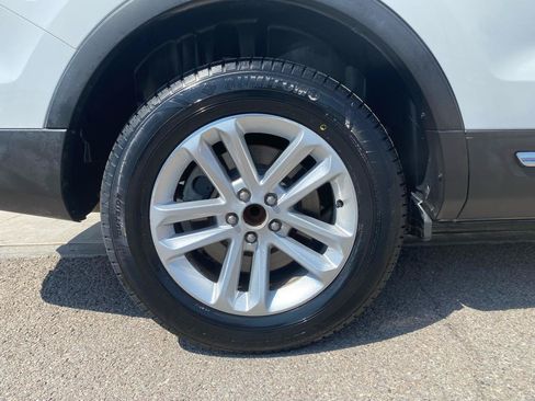Used 2017 Ford Explorer XLT FWD image 4