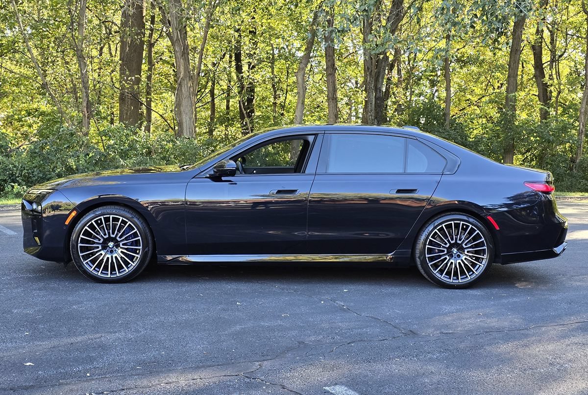 Used 2024 BMW 760i xDrive w/ Premium Package 2 AWD/4WD image 3
