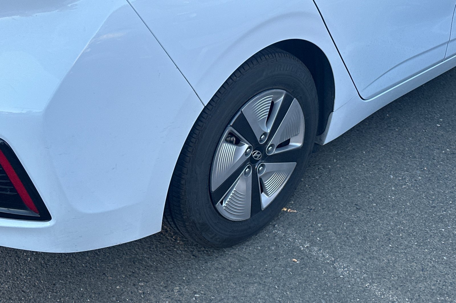 Used 2019 Hyundai Ioniq Blue FWD image 4