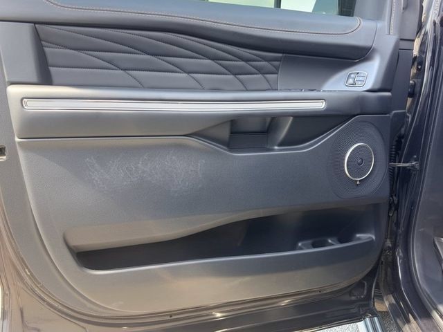 Used 2024 Ford Expedition Platinum RWD image 13