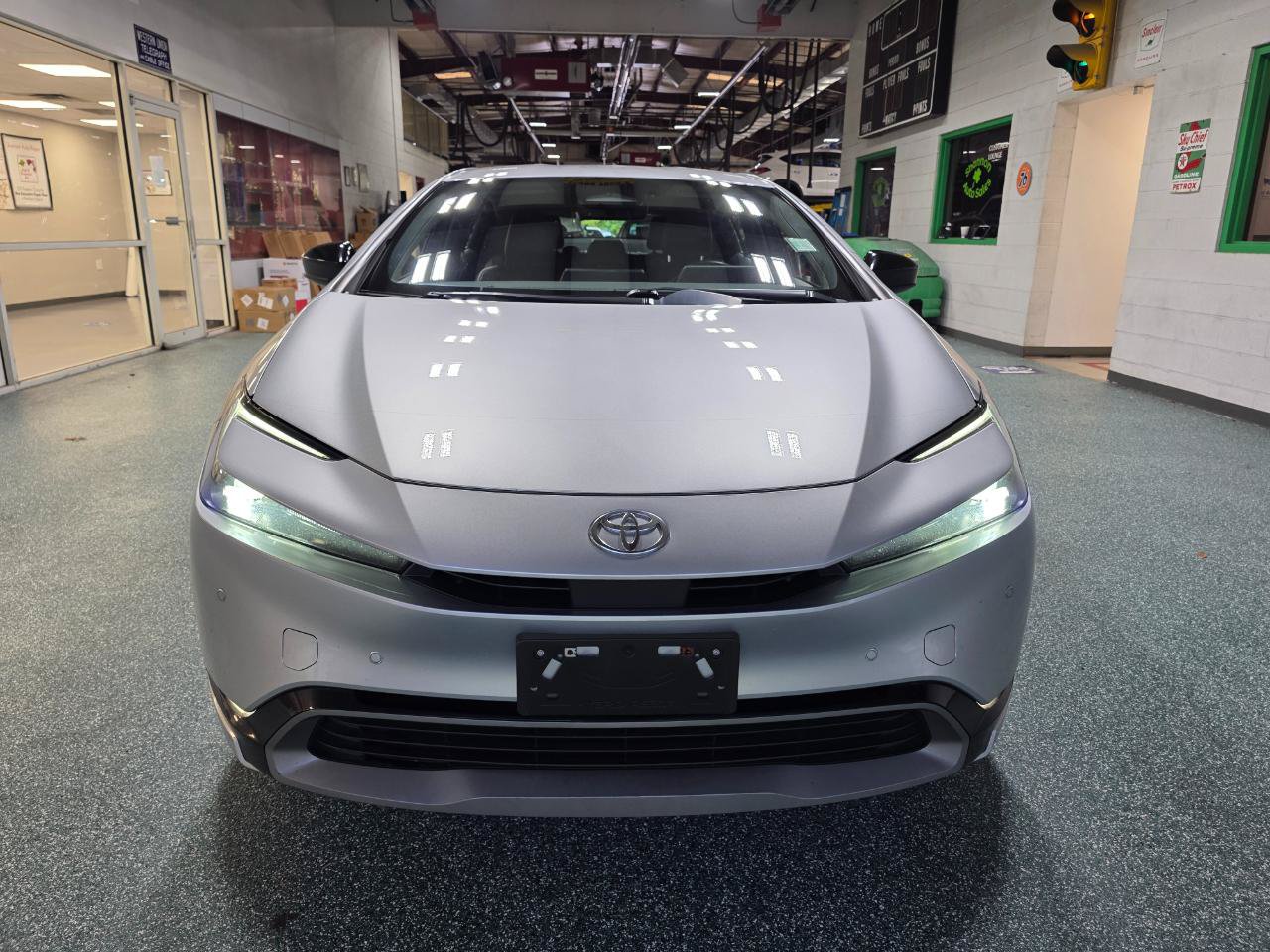 Used 2023 Toyota Prius XLE AWD/4WD image 3
