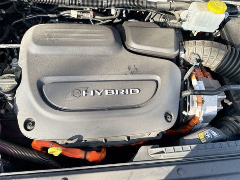 Used 2023 Chrysler Pacifica Limited w/ Uconnect Theater Family Group image 35