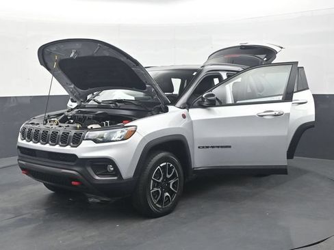 Used 2025 Jeep Compass Trailhawk AWD/4WD image 37