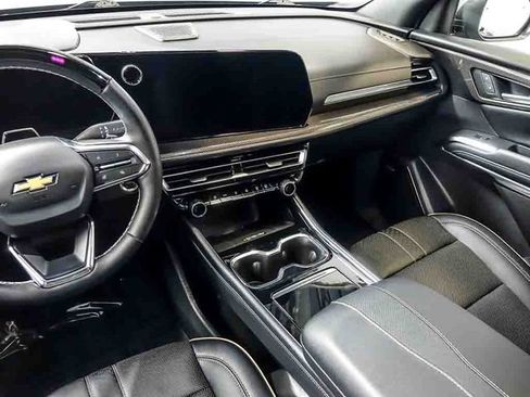Used 2025 Chevrolet Traverse High Country FWD image 19