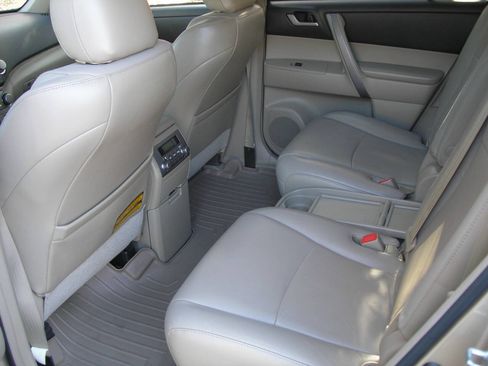 Used 2010 Toyota Highlander SE FWD image 4