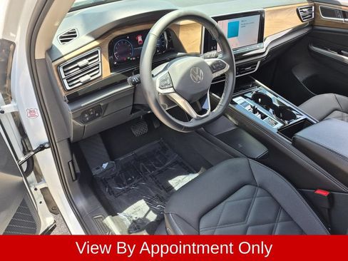 Used 2025 Volkswagen Atlas SE FWD image 11