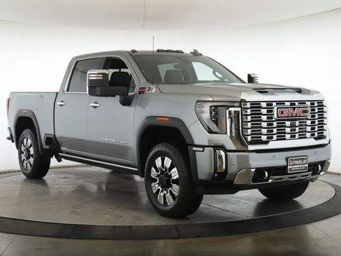 Used 2025 GMC Sierra 2500 Denali image 2