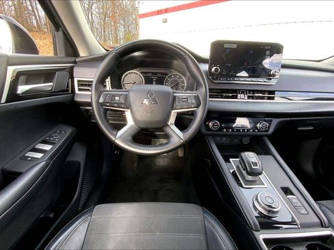 Used 2024 Mitsubishi Outlander SE image 5