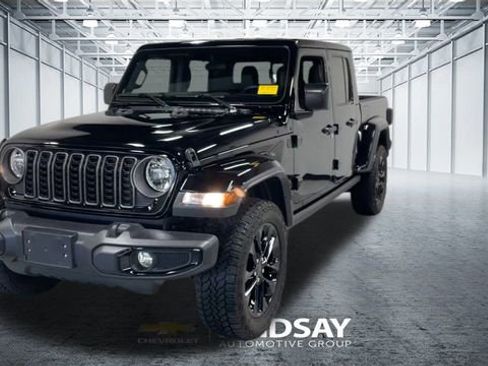 Used 2025 Jeep Gladiator Sport image 5