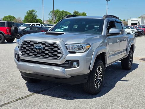 Used 2021 Toyota Tacoma TRD Sport w/ Technology Package RWD image 3