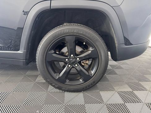 Used 2023 Jeep Grand Cherokee Altitude AWD/4WD image 13