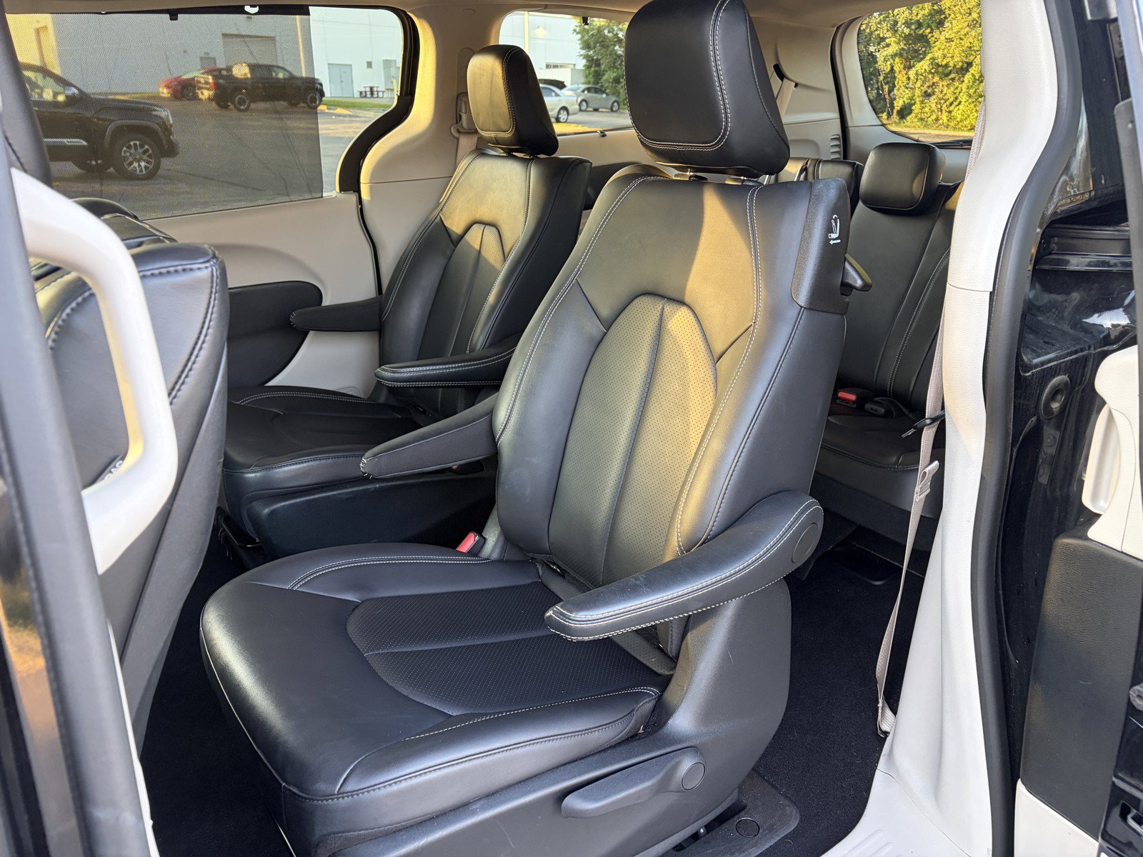 Used 2024 Chrysler Pacifica Limited w/ Uconnect Theater Family Group FWD image 9