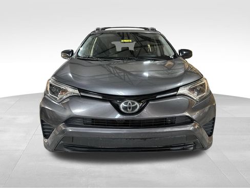 Used 2018 Toyota RAV4 LE FWD image 2