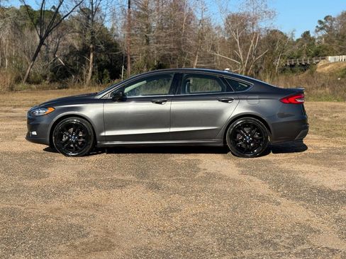 Used 2019 Ford Fusion SE w/ Equipment Group 151A image 2