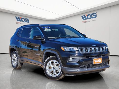 Used 2025 Jeep Compass Latitude w/ Sun & Sound Group AWD/4WD image 7