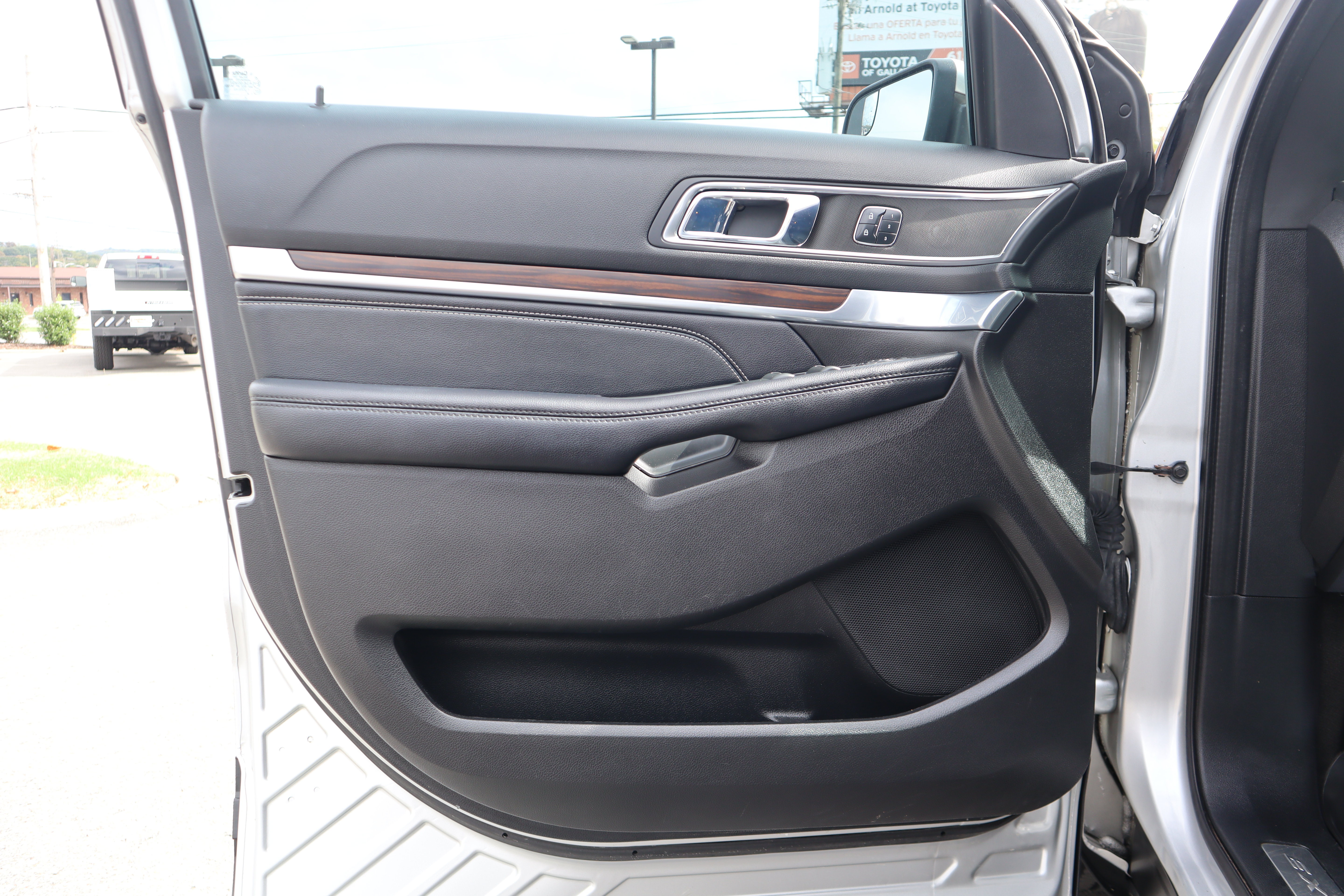 Used 2017 Ford Explorer Limited FWD image 11