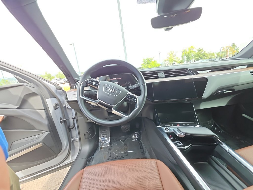 Used 2023 Audi e-tron Premium Plus w/ Premium Plus Package AWD/4WD image 12