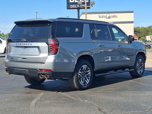 Used 2025 Chevrolet Suburban Z71 AWD/4WD image 6