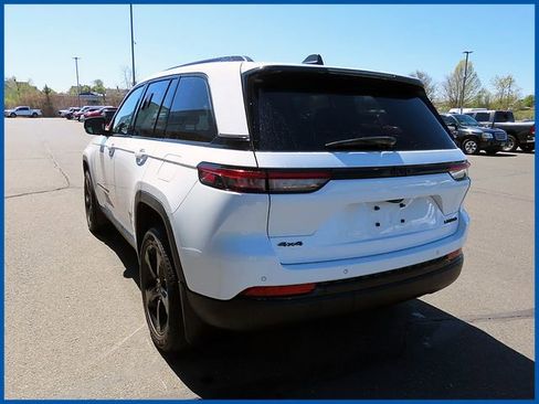 Used 2023 Jeep Grand Cherokee Limited w/ Black Appearance Package AWD/4WD image 5