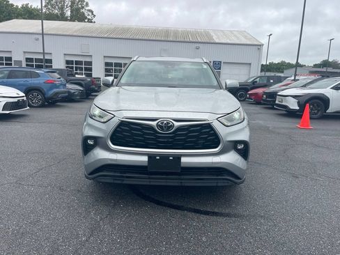 Used 2022 Toyota Highlander XLE AWD/4WD image 8