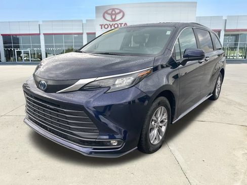 Used 2025 Toyota Sienna XLE FWD image 7