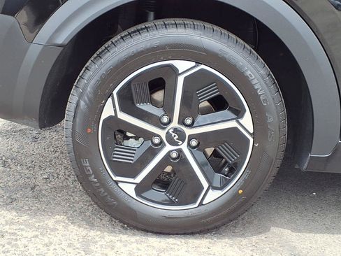 Certified 2025 Toyota RAV4 LE AWD/4WD image 7