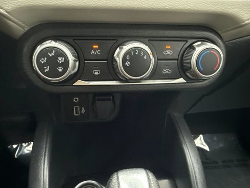 Used 2021 Nissan Versa SV FWD image 27