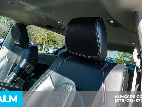 Used 2023 Chrysler Pacifica Touring-L image 18