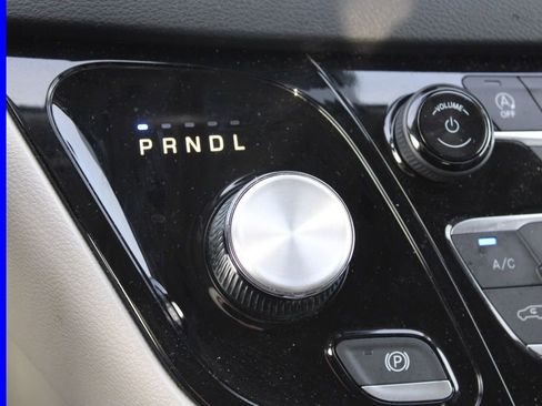 Used 2023 Chrysler Pacifica Touring-L image 39