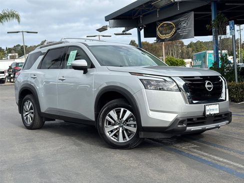 Used 2025 Nissan Pathfinder SL FWD image 2